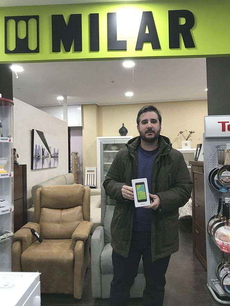 La Canasta Milar hace entrega del primer smartphone del año