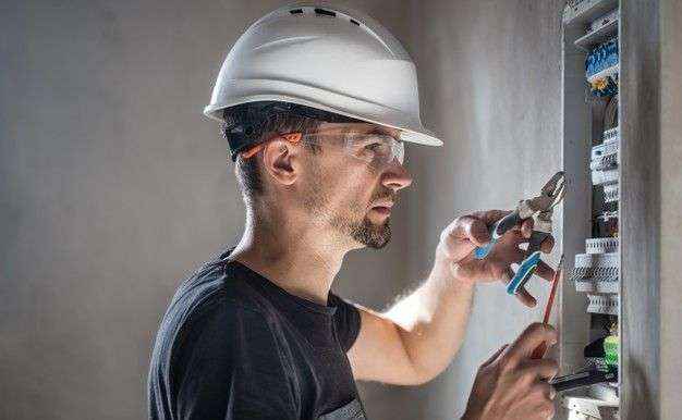 Cuando aumentar la potencia del contador de la luz según electricistacordoba.net