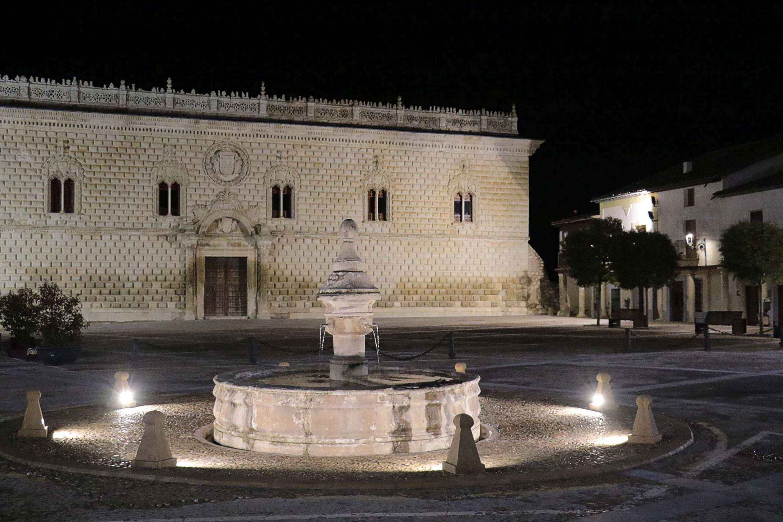 El Ayuntamiento realza la fuente de la Plaza Mayor con iluminación ornamental
