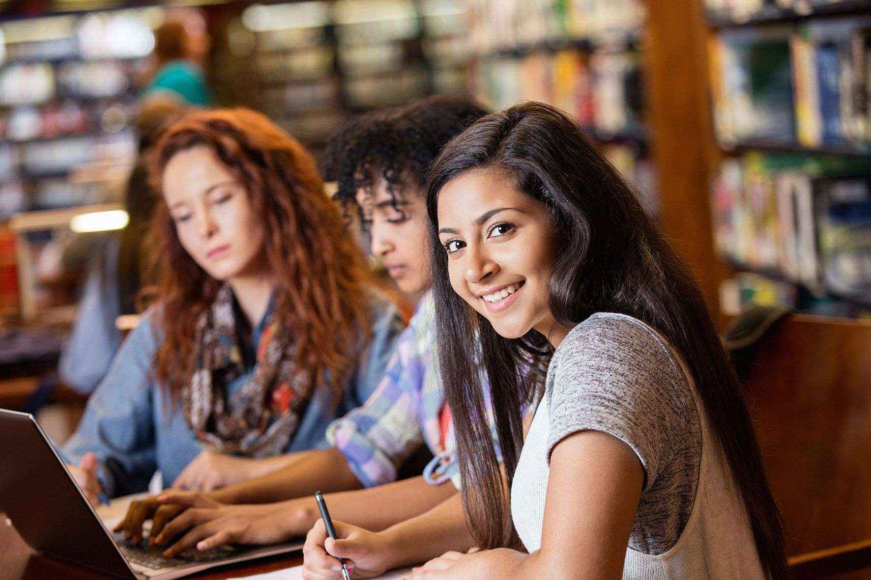 T-Systems se une al proyecto ApadrinaTIC para apoyar a estudiantes de carreras tecnológicas