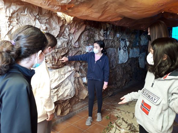 Una 'neocueva' transporta al Colegio Base a la prehistoria