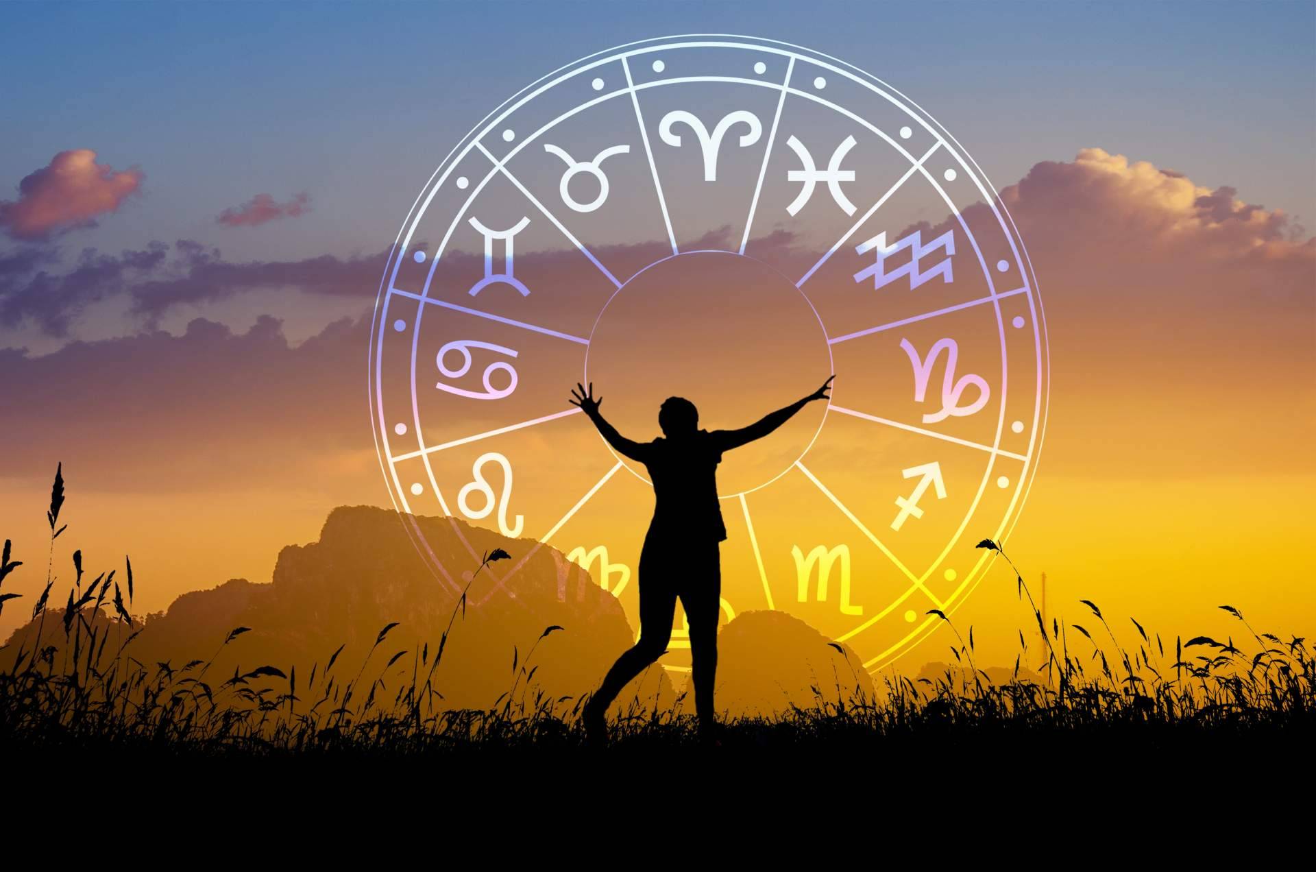 Tarot barato en Astros de Luz desde 5€ de la mano de expertos profesionales en mediumnidad, astrología, numerología, videncia y más