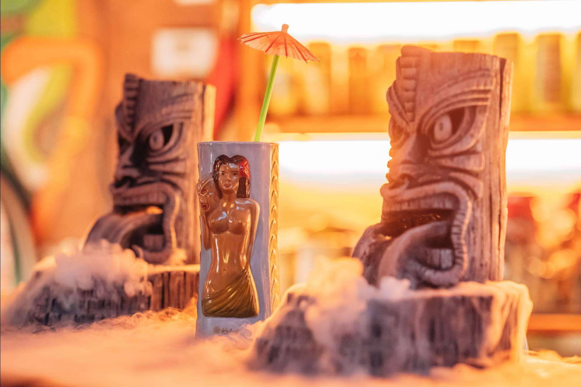Kahiki reinventa la coctelería hawaiana en Barcelona con sabores exóticos y una ambientación única